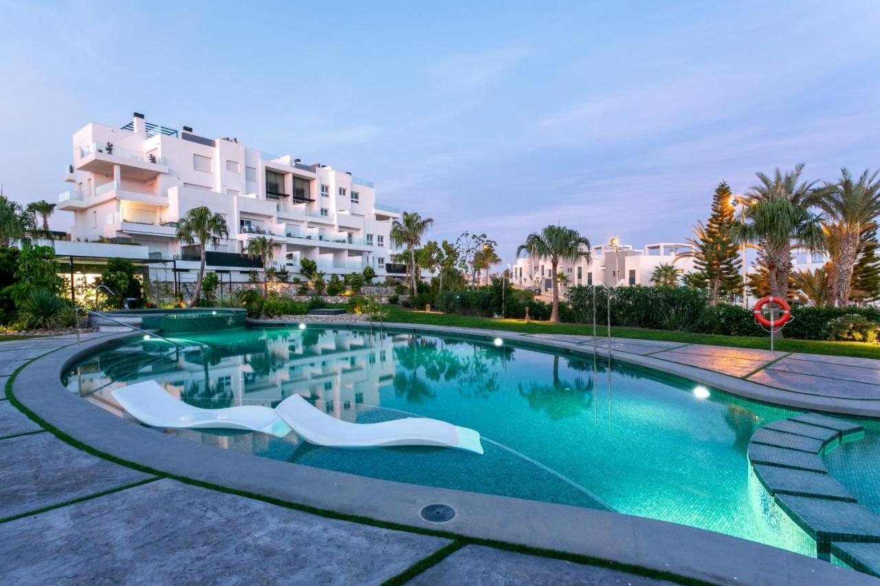 Nice 2 Bedroom Bali Apartment With Sea Views 托雷维耶哈 外观 照片